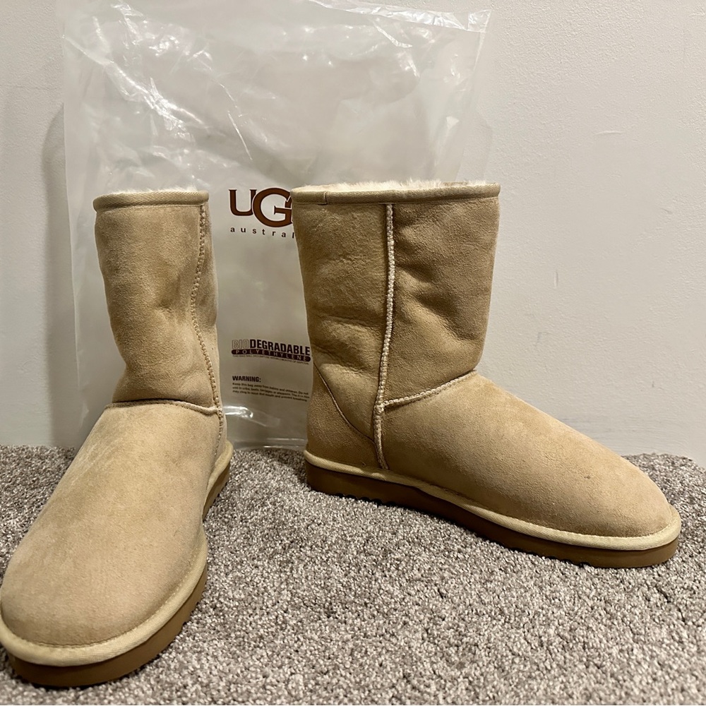 UGG Classic Short NWOB 10 light cream